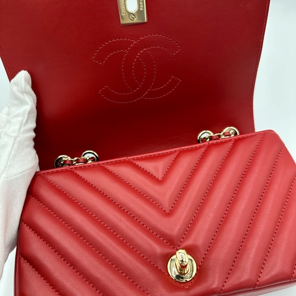This is a 100% authentic CHANEL Calfskin Chevron Small Flap handbag in 19A Red. - Picture 8 of 16